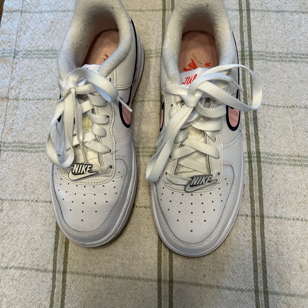 Nike White and Pink Sneakers Classic Style